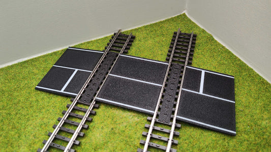H0 Bahnübergang für Märklin K-Gleis-58x70mm - mit Straßenmarkierung