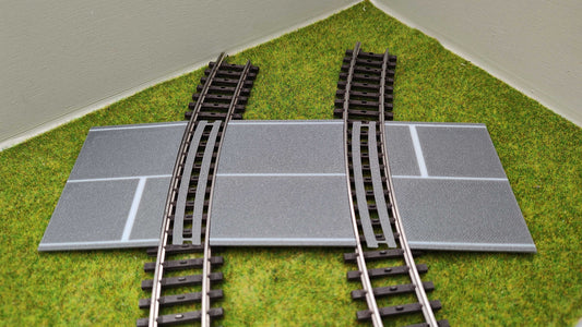 H0 Bahnübergang für das gebogene Märklin K-Gleis-58x70mm - mit Straßenmarkierung