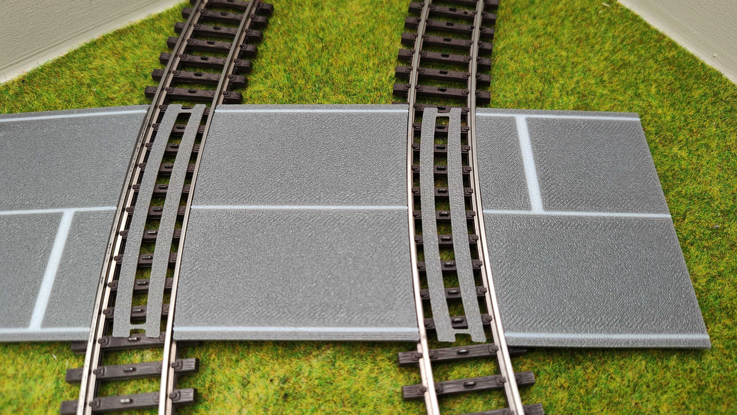 H0 Bahnübergang für das gebogene Märklin K-Gleis-58x70mm - mit Straßenmarkierung