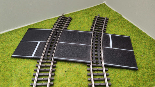 H0 Bahnübergang für das gebogene Märklin K-Gleis-58x70mm - mit Straßenmarkierung