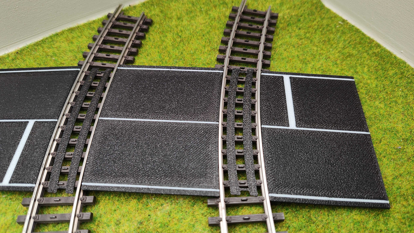 H0 Bahnübergang für das gebogene Märklin K-Gleis-58x70mm - mit Straßenmarkierung