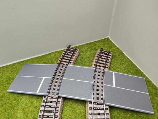 H0 Bahnübergang für Märklin M-Gleis-P 58x80x70 mit Straßenmarkierung
