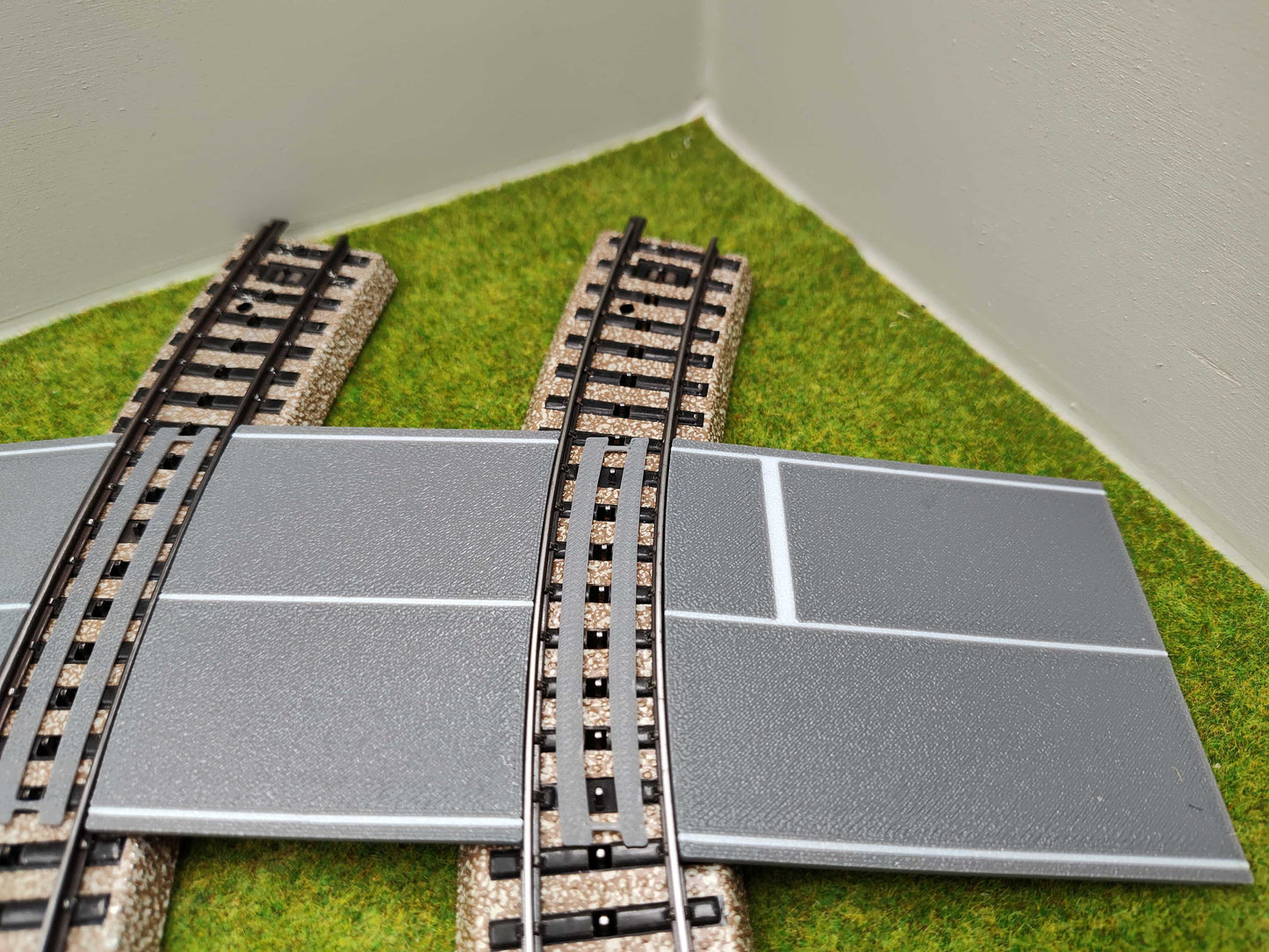 H0 Bahnübergang für Märklin M-Gleis-P 58x80x70 mit Straßenmarkierung