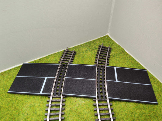 H0 Bahnübergang für das Märklin K-Gleis-P 58x80x70mm - mit Straßenmarkierung
