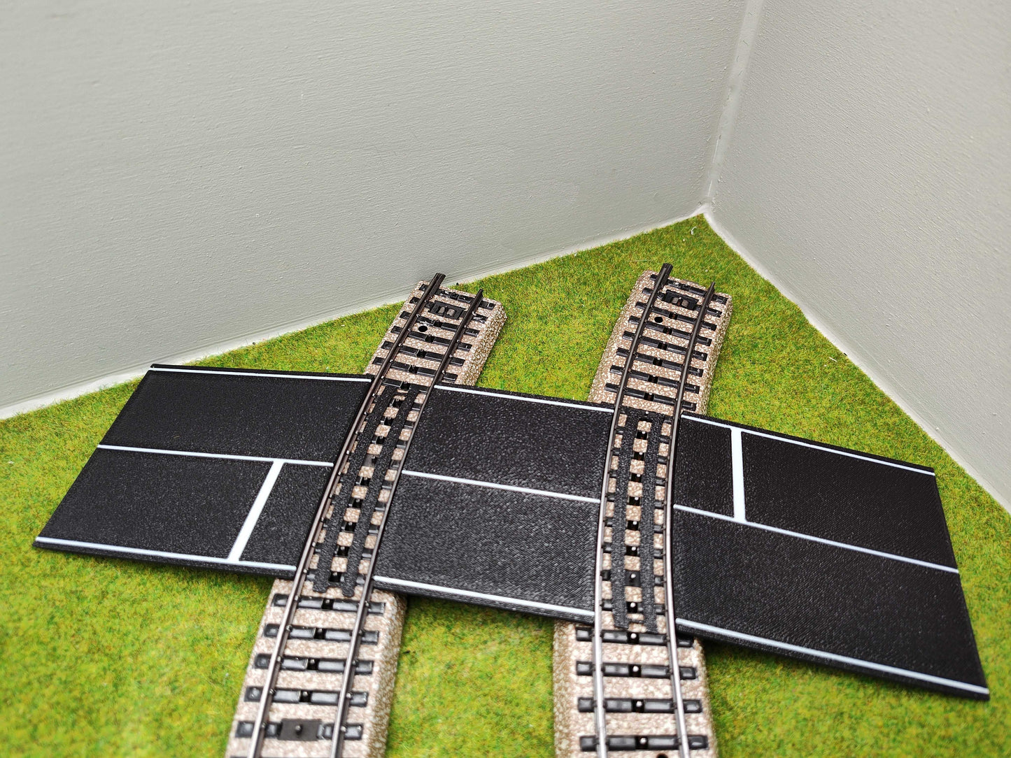 H0 Bahnübergang für Märklin M-Gleis-P 58x80x70 mit Straßenmarkierung