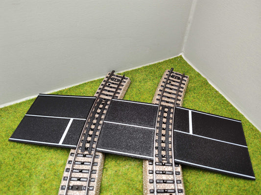 H0 Bahnübergang für Märklin M-Gleis-P 58x80x70 mit Straßenmarkierung