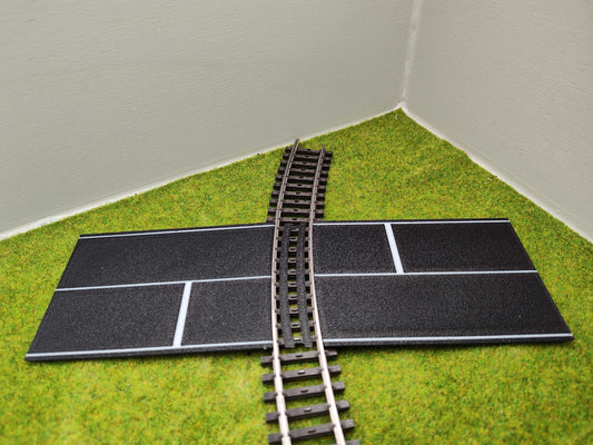 H0 Bahnübergang für das gebogene Märklin K-Gleis-P 100x70mm - mit Straßenmarkierung