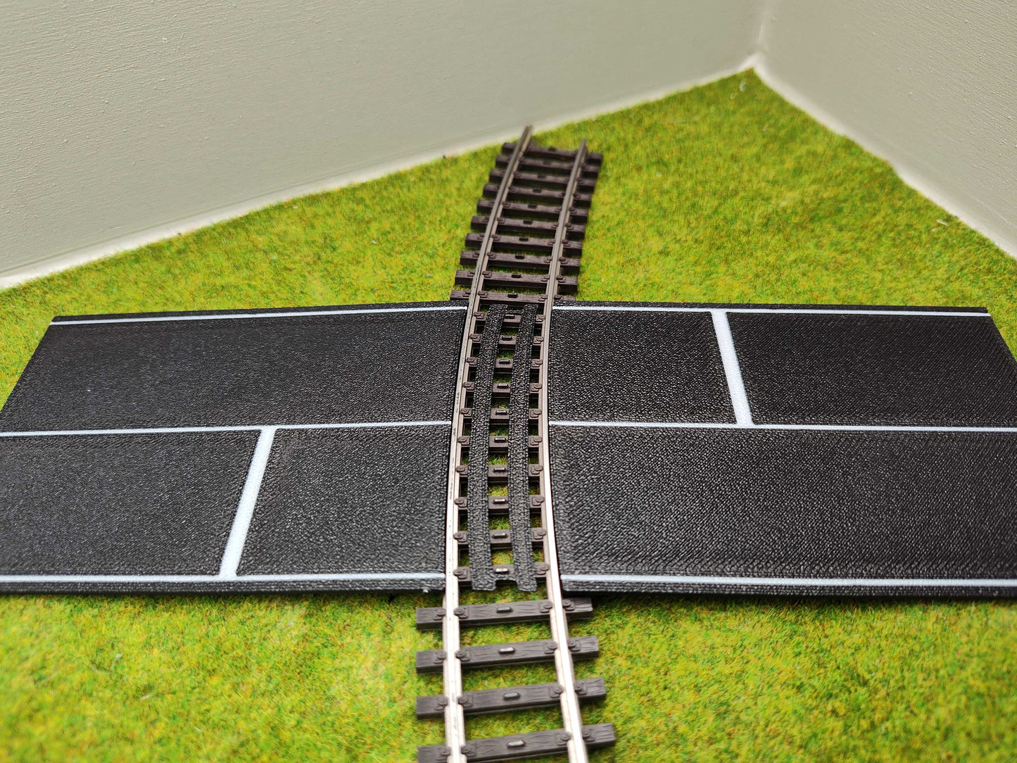 H0 Bahnübergang für das gebogene Märklin K-Gleis-P 100x70mm - mit Straßenmarkierung