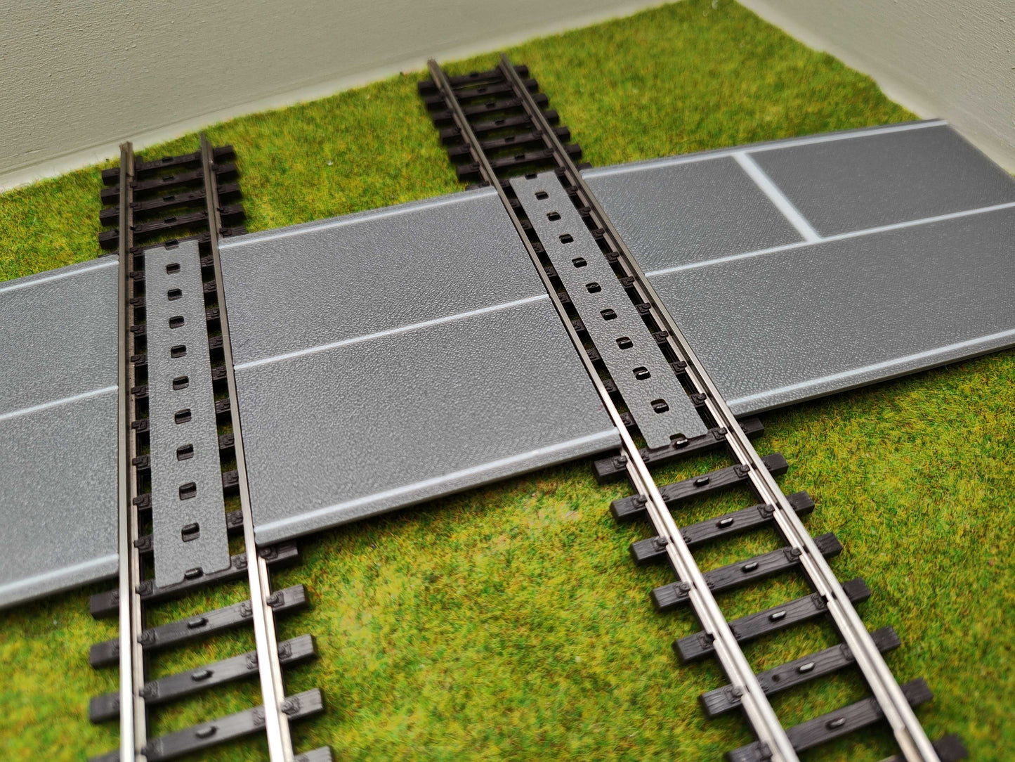 Bahnübergang H0 für Märklin K-Gleis- P 58x100x70 mit Straßenmarkierung