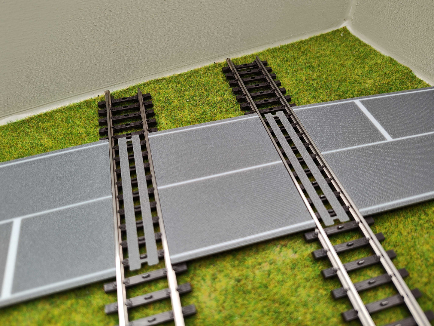 Bahnübergang H0 für Märklin K-Gleis- P 58x100x70 mit Straßenmarkierung