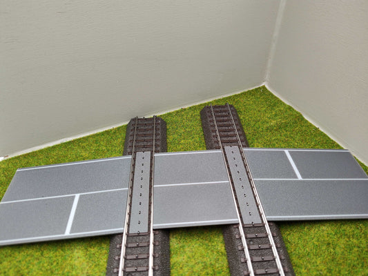 H0 Bahnübergang für das Märklin C-Gleis- P 58x100x70 mit Straßenmarkierung