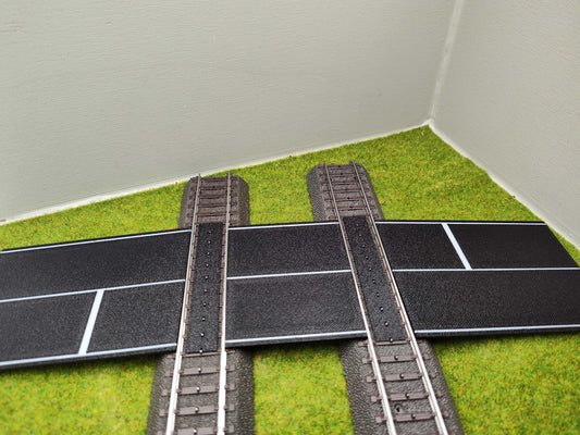 H0 Bahnübergang für Märklin C-Gleis- P 58x100x70 mit Straßenmarkierung
