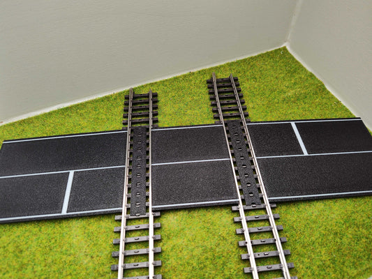 H0 Bahnübergang für Märklin K-Gleis- P 58x100x70 mit Straßenmarkierung