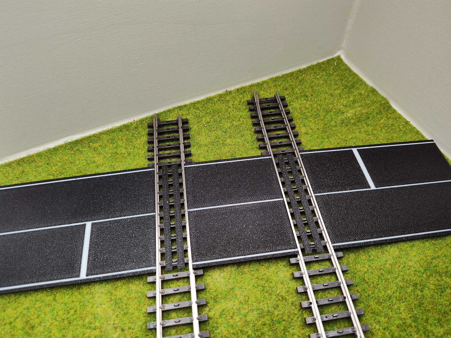 H0 Bahnübergang für Märklin K-Gleis- P 58x100x70 mit Straßenmarkierung