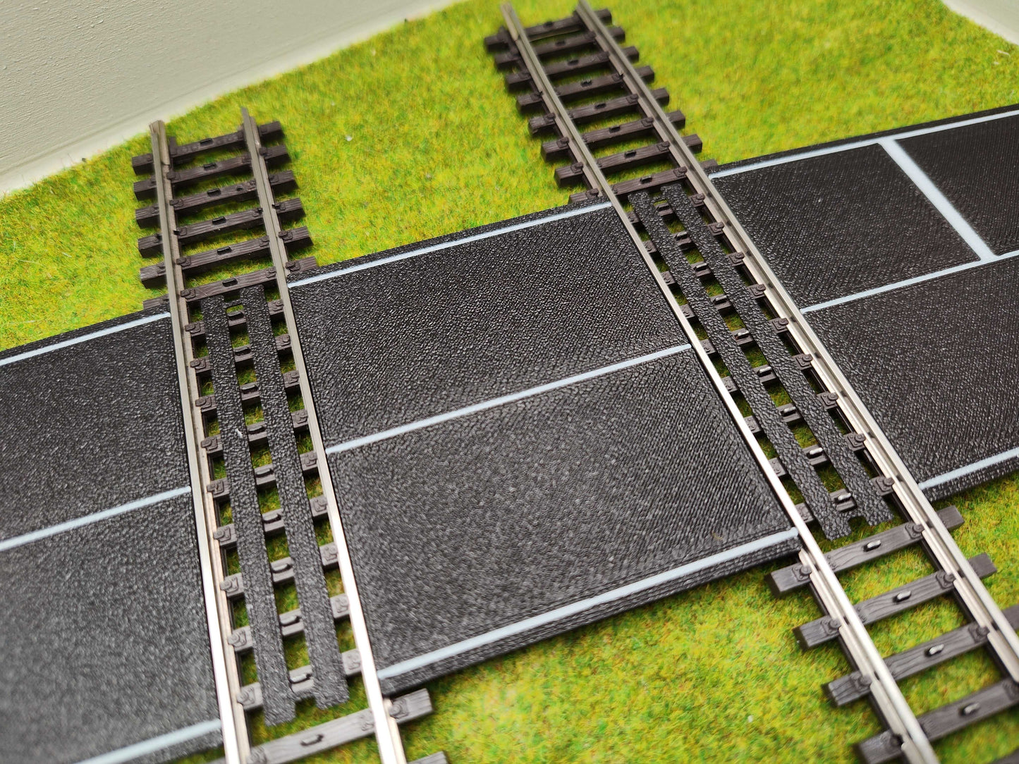 H0 Bahnübergang für Märklin K-Gleis- P 58x100x70 mit Straßenmarkierung