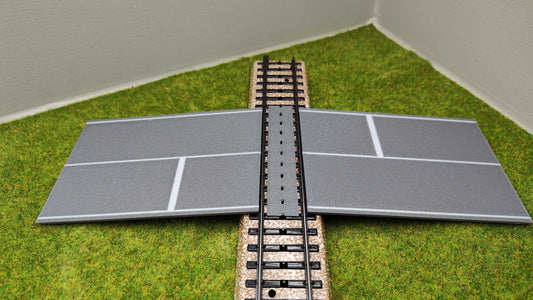 H0 Bahnübergang für das Märklin M-Gleis- P 80x70 mit Straßenmarkierung
