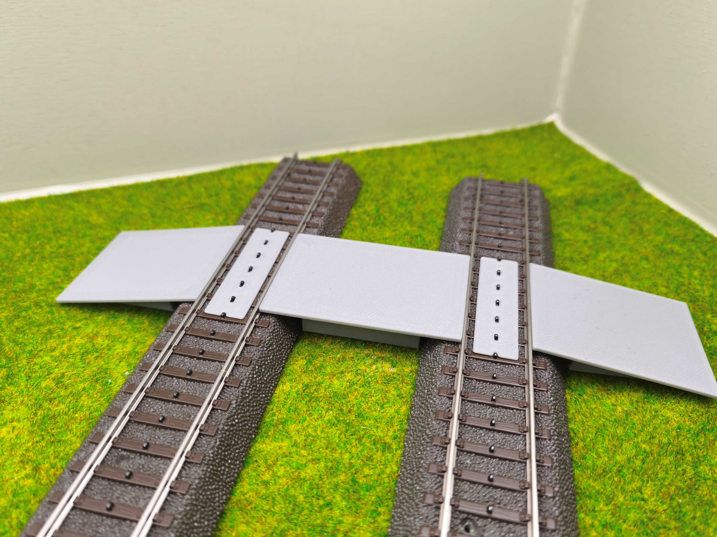 H0 Bahnübergang für das Märklin C-Gleis - Zweigleisig - 58x40mm - grau