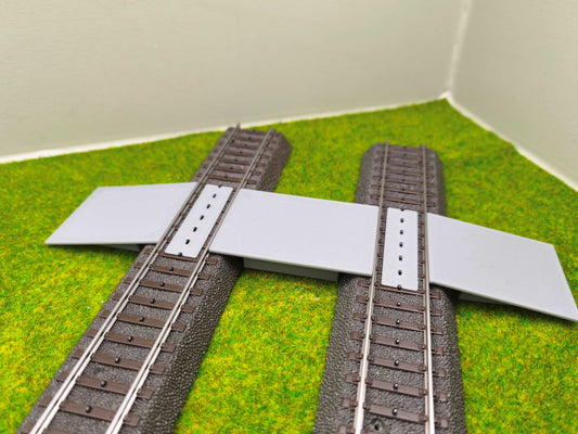 H0 Bahnübergang für das Märklin C-Gleis - Zweigleisig - 58x40mm - grau