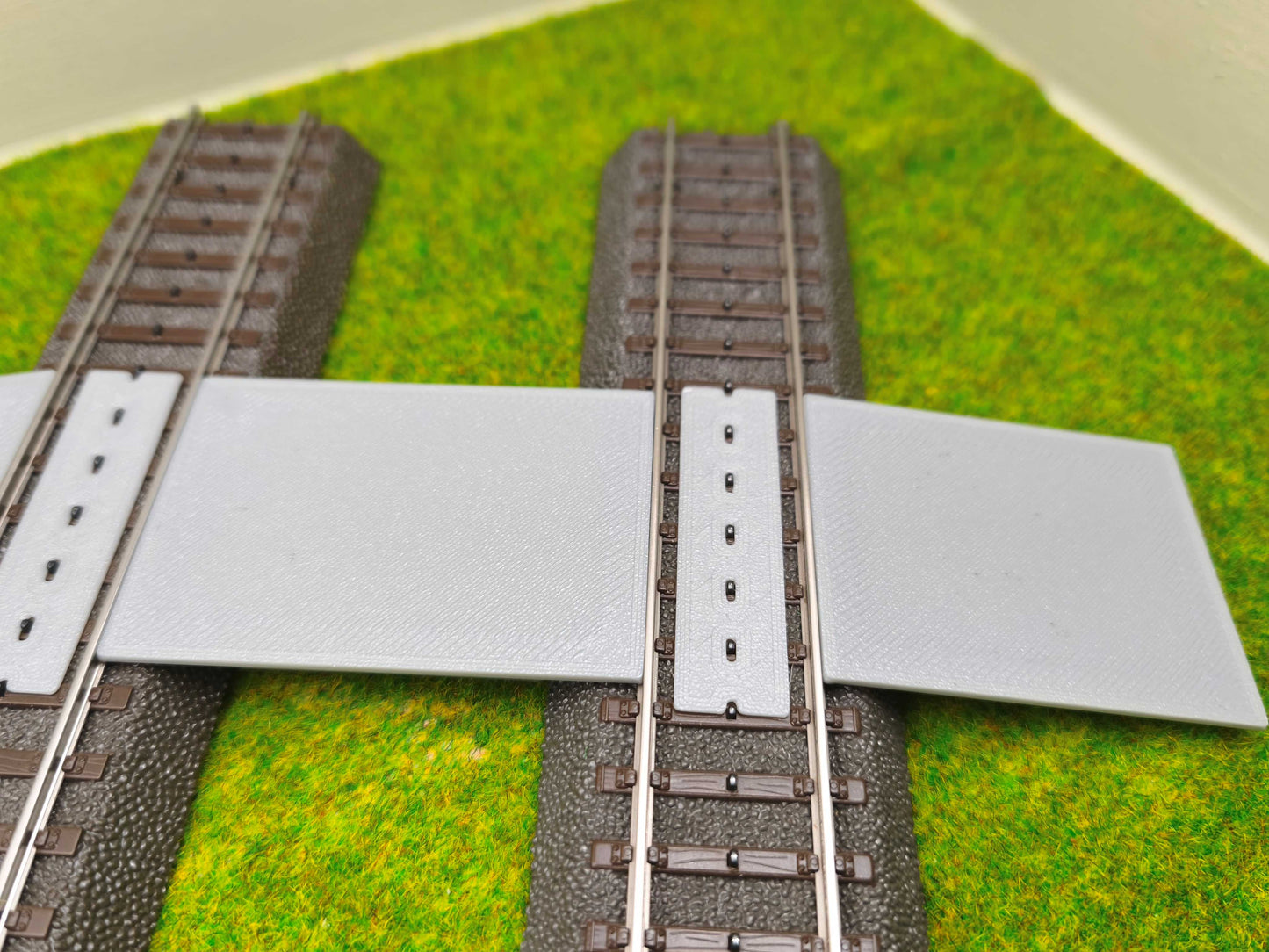 H0 Bahnübergang für das Märklin C-Gleis - Zweigleisig - 58x40mm - grau