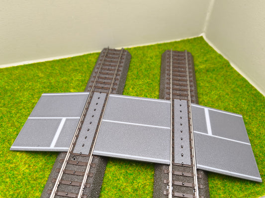 H0 Bahnübergang für Märklin C-Gleis-58x70mm mit Straßenmarkierung