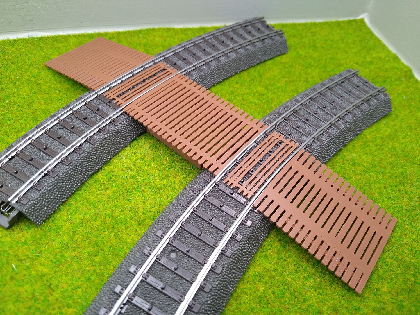 Bahnübergang H0 gebogen für Märklin C-Gleis - 58x40 mm - braun