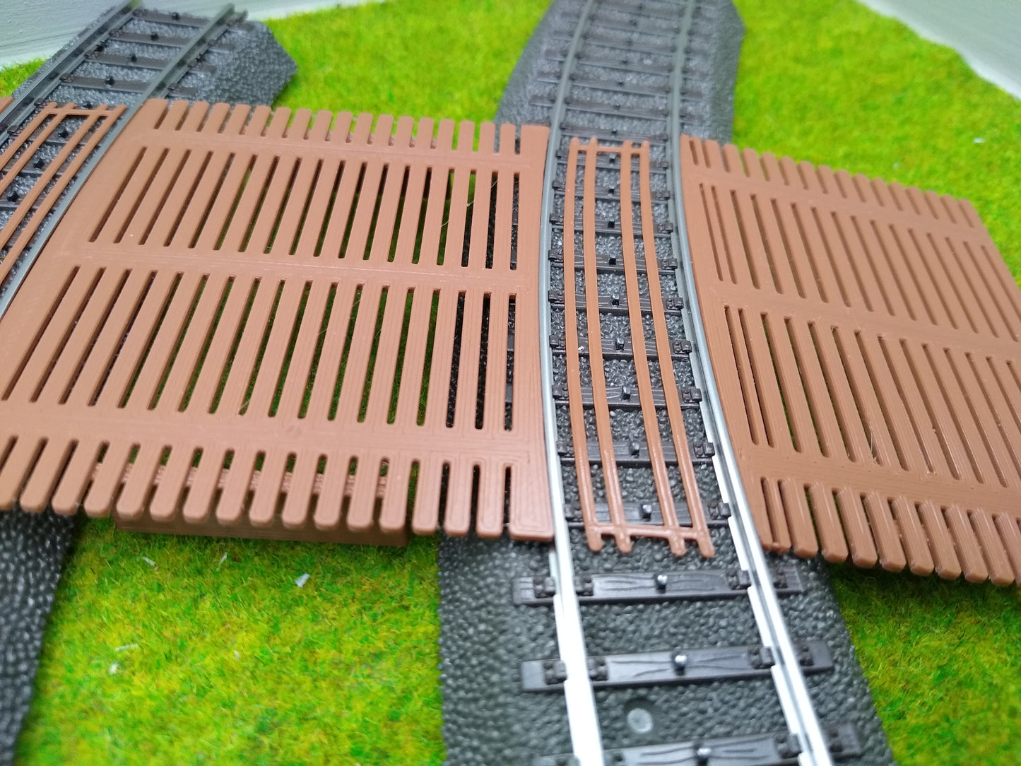 Bahnübergang gebogen für Märklin C-Gleis - 58x70 mm - braun