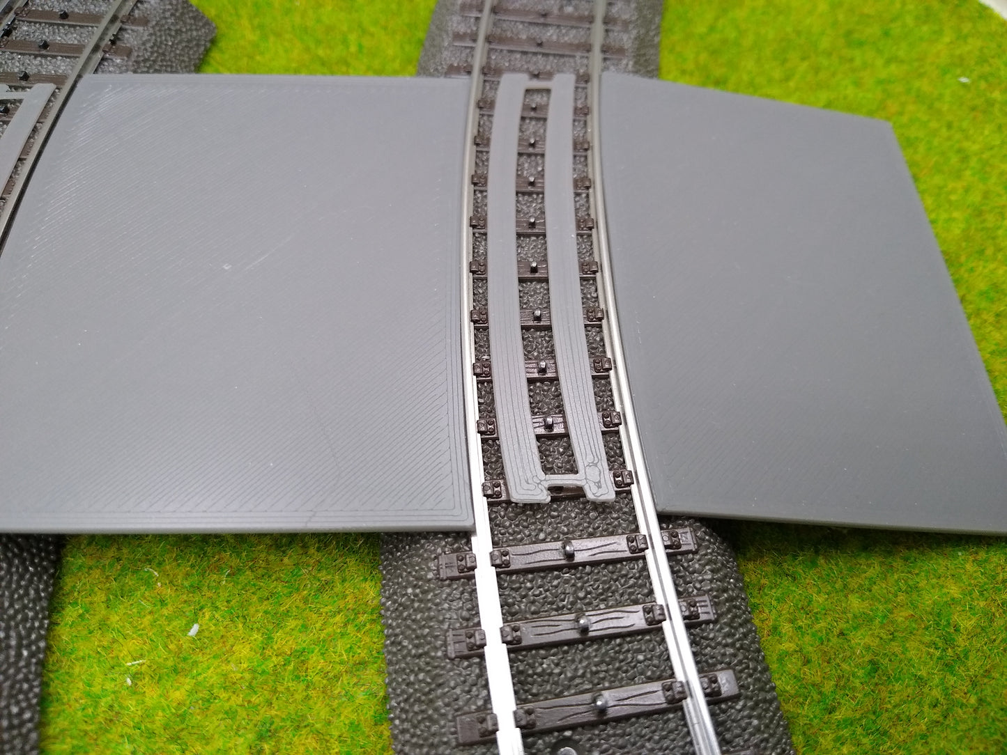 Bahnübergang H0 gebogen für Märklin C-Gleis - 58x70 mm - grau