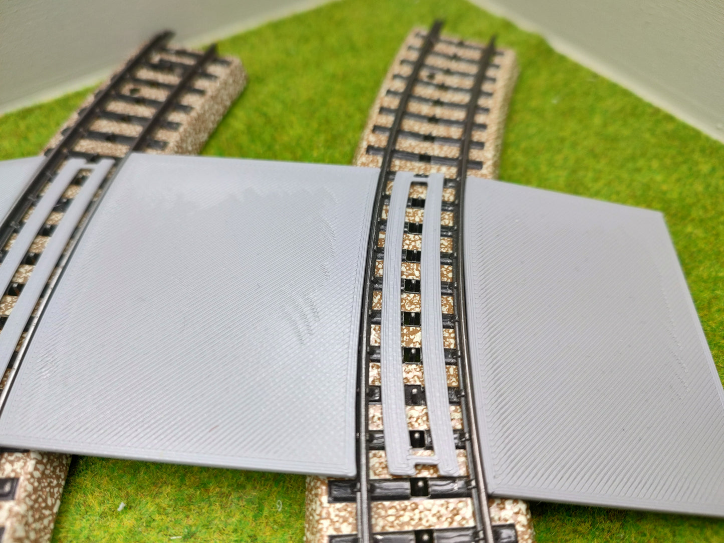 Bahnübergang H0 gebogen für Märklin M-Gleis - 58x70 mm - grau