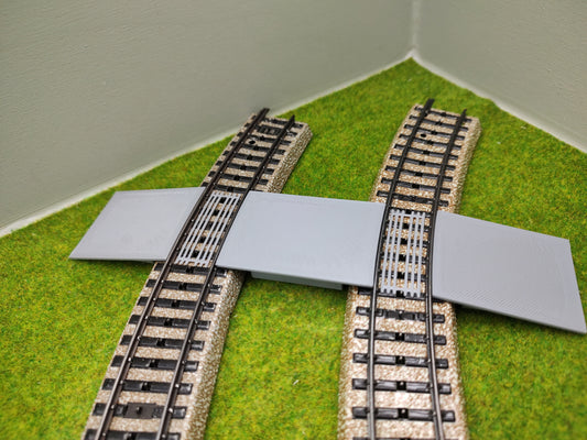 Bahnübergang H0 gebogen für Märklin M-Gleis - 58x40 mm - grau