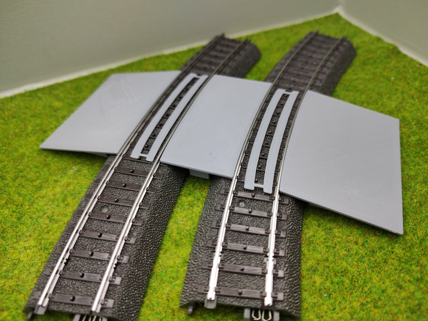 Bahnübergang H0  gebogen für Märklin C-Gleis - 35x70 mm - grau